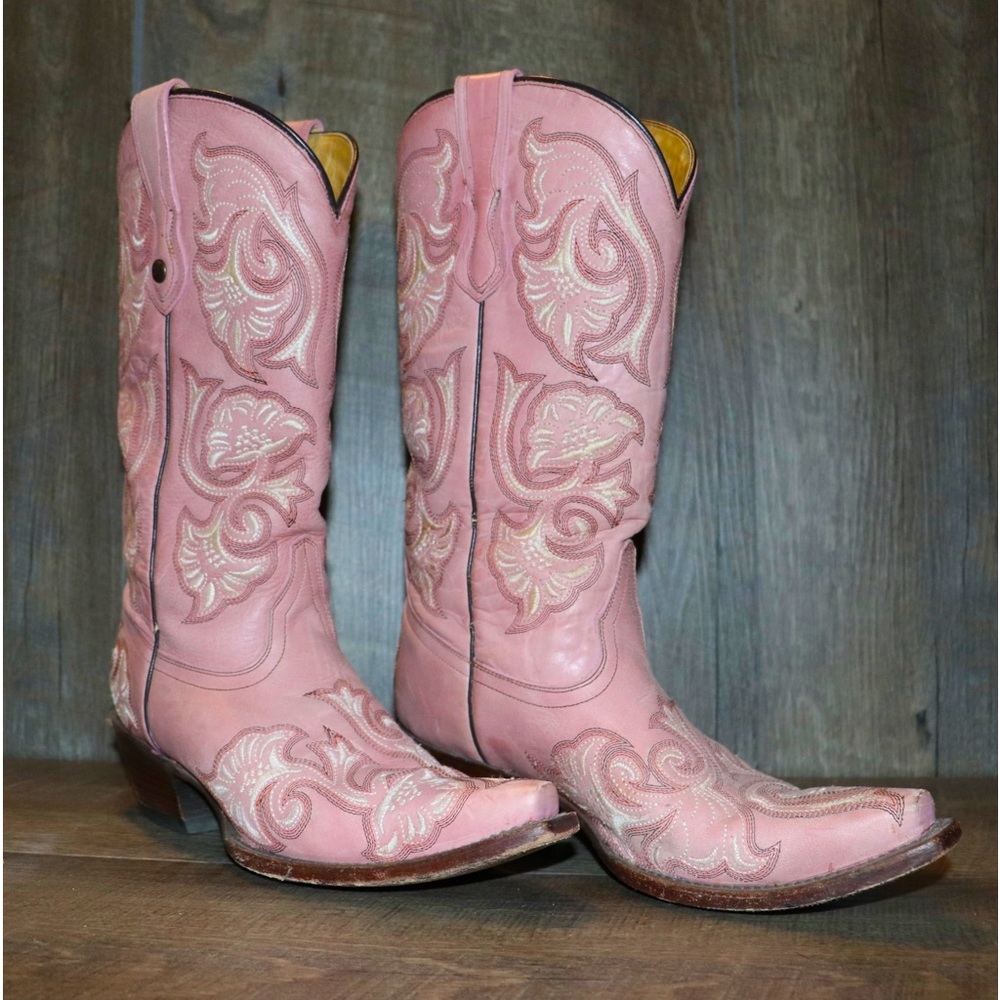 Women's cowboy boots. Vary pink floral embroidered  and fun to wear!!  Size 7.5M